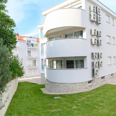 Malo 3* Arbanija