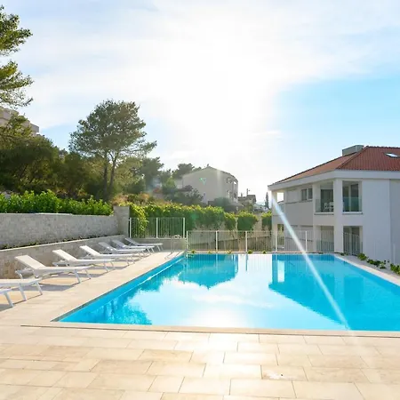 Aparthotel Malo Arbanija