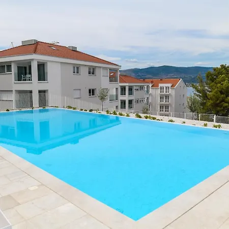 Malo Aparthotel Arbanija