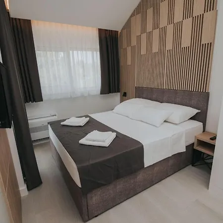 Malo 3* Arbanija