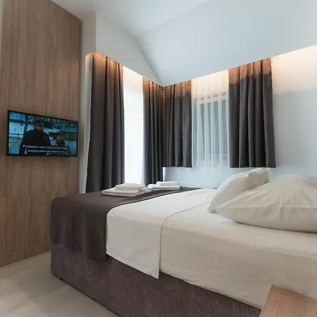 Malo Apartmanhotel Arbanija